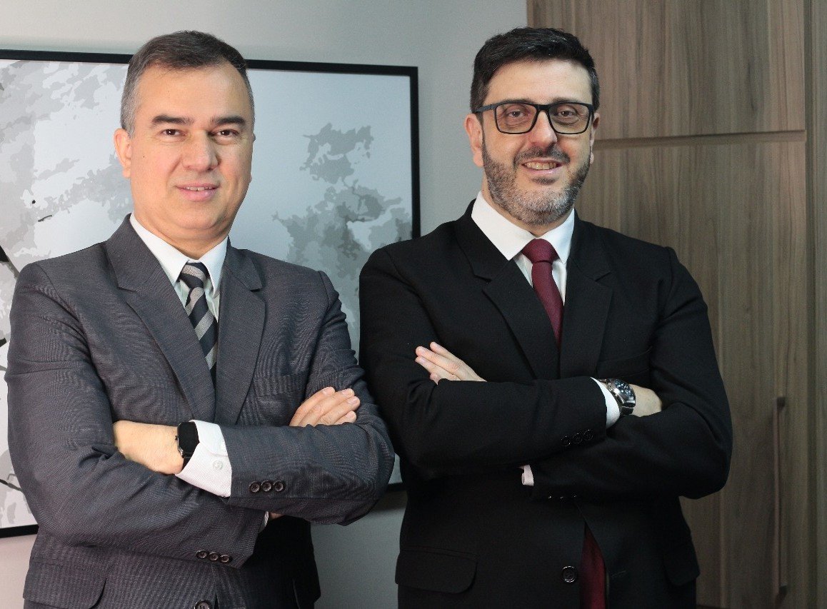 Empresária confiante com dados organizados